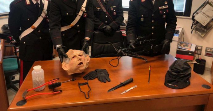 Il tizio che tirava frecce con la maschera di Bertinotti a Ferrara article-post
