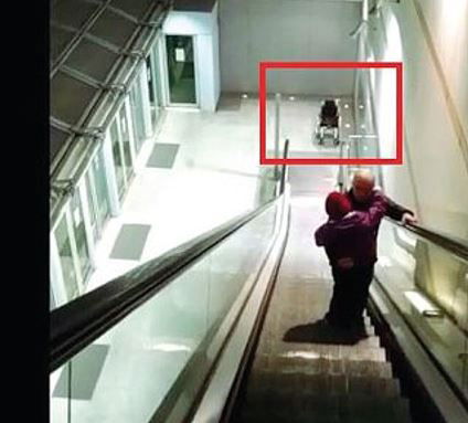 Il miracolo dell’ascensore riparato a Torino dopo la figuraccia del padre con la figlia disabile in braccio preview