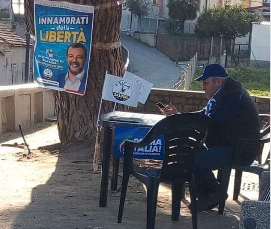 La paurosa fila al banchetto per il tesseramento della Lega a Riace article-post