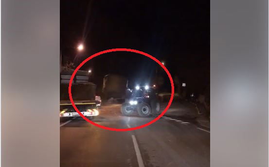 Coronavirus: le balle di fieno per sbarrare l’accesso al paese a Monteleone di Puglia preview