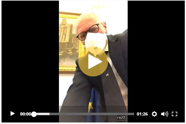 Il video del deputato di FdI che toglie la bandiera dell’Unione Europea preview