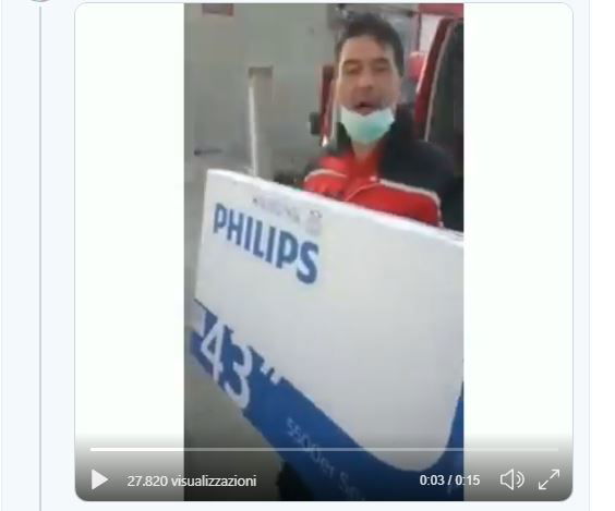 Il video del corriere di Bartolini che lancia la scatola di un televisore nel furgone preview