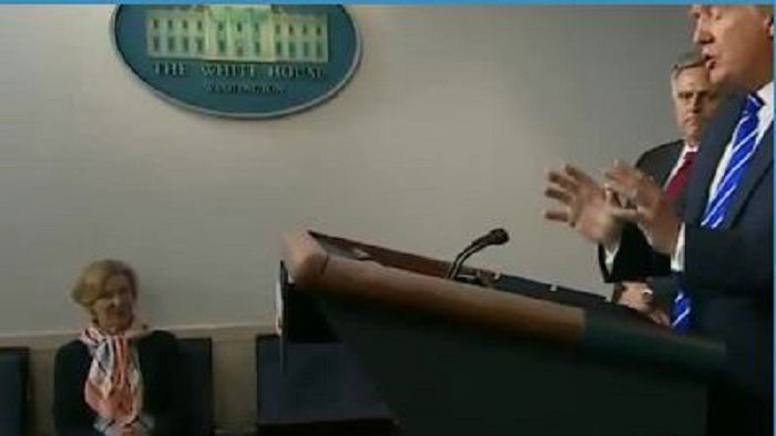 Gli americani che si iniettano disinfettante per seguire il consiglio di Trump sul Coronavirus preview