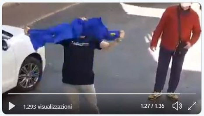 I militanti di Forza Nuova tentano di bruciare la bandiera dell’Europa (ma non ci riescono) preview