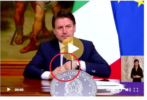 La faccia di Conte quando il telefono squilla durante la conferenza stampa preview