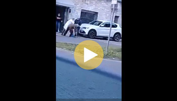 Il medico che aggredisce il paziente anziano a Calimera preview