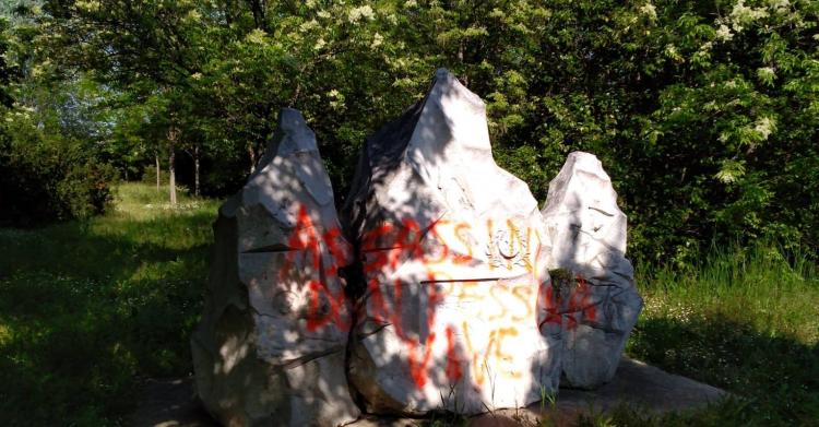 monumento resistenza imbrattato 25 aprile