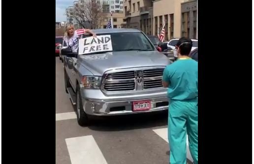 Denver video infermiere che ferma i matti che vogliono uscire in america