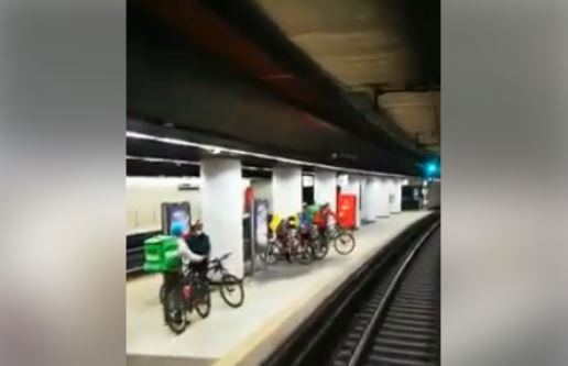 Il video dei rider in attesa del treno dopo il lavoro a Milano preview