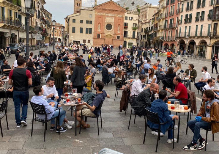 Lo scaricabarile dei politici che danno la colpa ai cittadini se risalgono i contagi preview