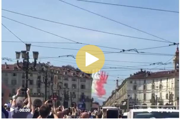 Gli assembramenti a Torino per le Frecce Tricolori (e nessun controllo) preview