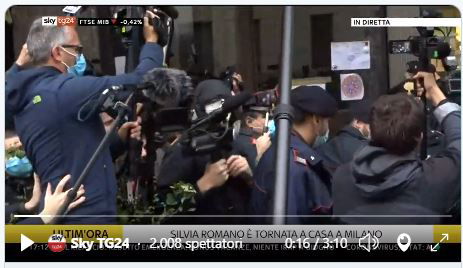 L’assembramento dei giornalisti per il ritorno a casa di Silvia Romano preview