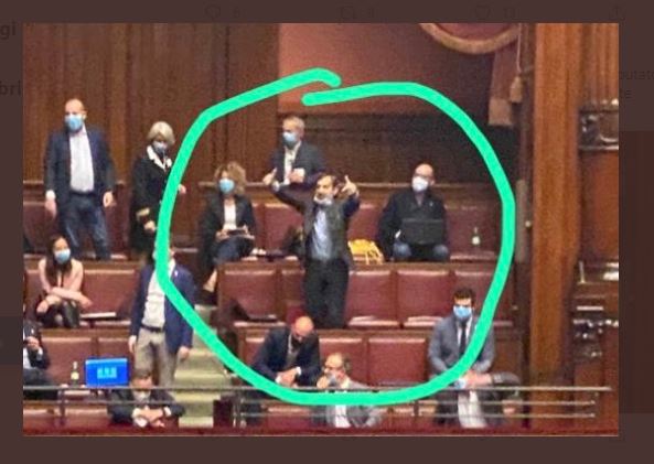 Il gestaccio del leghista Belotti alla Camera preview