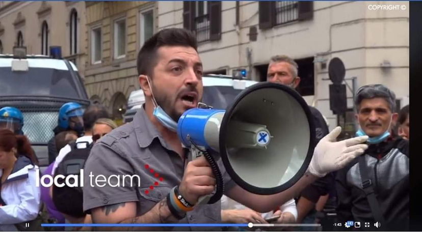 Il tipo dell’Avigan alle proteste delle mascherine tricolori a Roma article-post