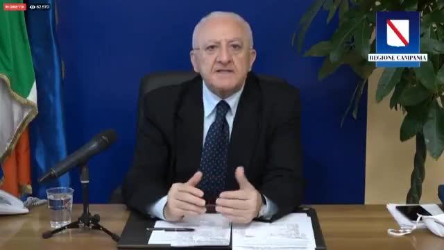 De Luca contro le due “cafone” senza mascherina che si sono ribellate ai vigili a Salerno preview