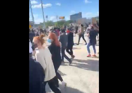 L’auto che spara sulla folla durante le manifestazioni per George Floyd preview