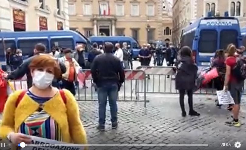 La manifestazione dei Movimenti per la casa a piazza Santi Apostoli article-post
