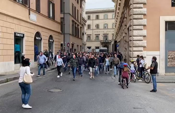 Le mascherine tricolori di Casapound in piazza a Roma fermate dalla Polizia preview