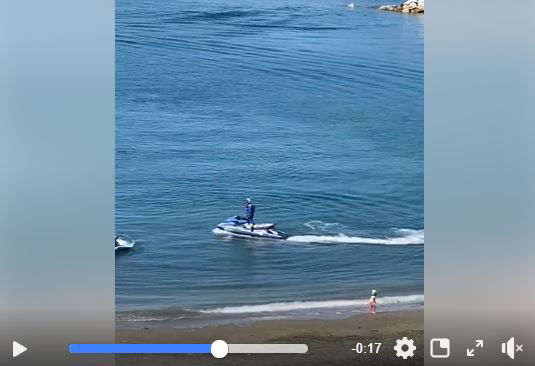La moto d’acqua della polizia che scaccia mamma e bambini dalla spiaggia a Salerno preview
