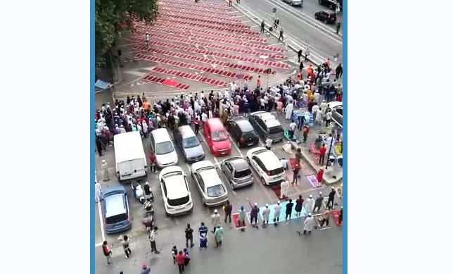 Il Ramadan a Piazzale della Radio e il mancato rispetto delle misure di distanziamento sociale preview