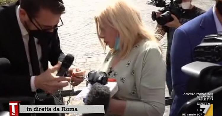 sandra milo incatenata a palazzo chigi