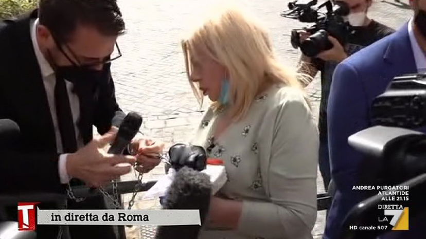 Sandra Milo incatenata a Palazzo Chigi article-post