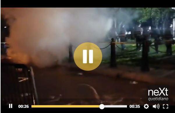 Gli scontri alla Casa Bianca tra poliziotti e manifestanti per la morte di George Floyd preview