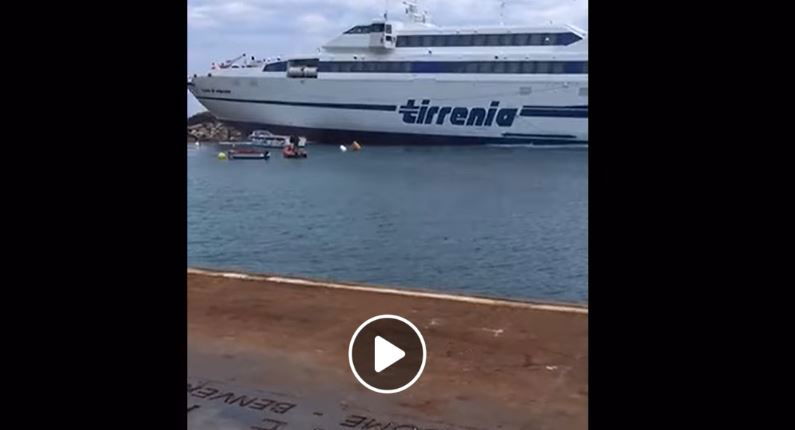 Il traghetto Tirrenia che finisce sugli scogli alle isole Tremiti article-post