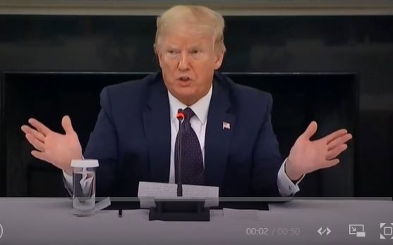 La triste fine di Trump, dalla grazia a Bannon alla minaccia: “Torneremo” article-post