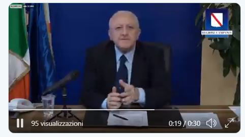 Vincenzo De Luca e gli assistenti civici con la scritta «Pentiti, è colpa tua» preview