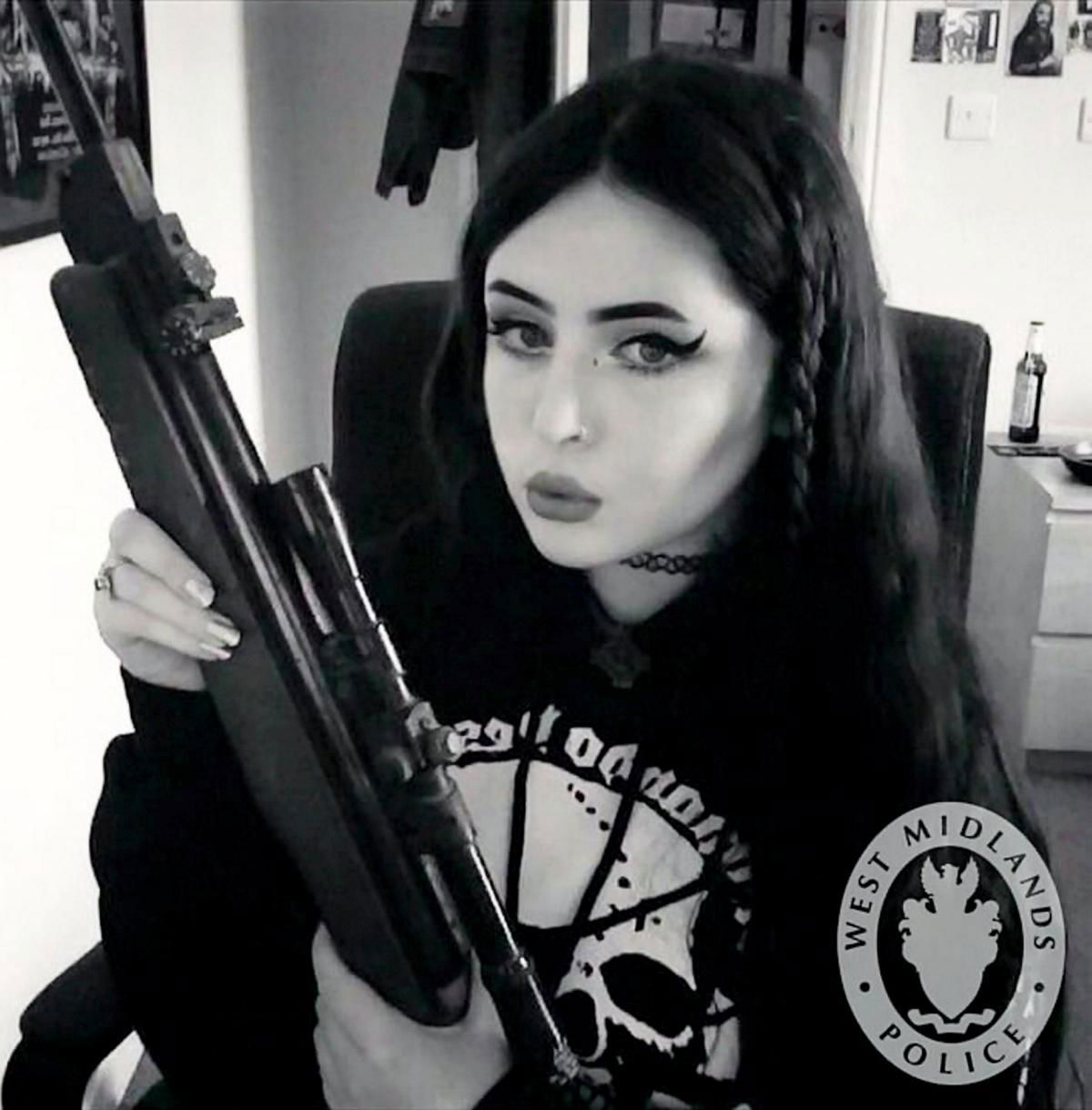 Alice Cutter: Miss Hitler condannata a 3 anni di carcere article-post