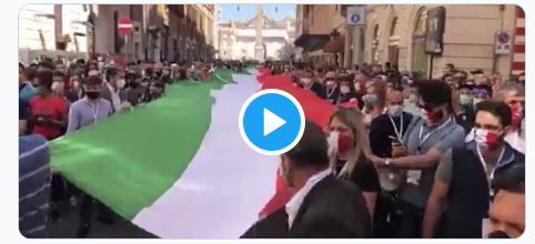 Gli assembramenti alla manifestazione di Salvini e Meloni per il 2 giugno preview