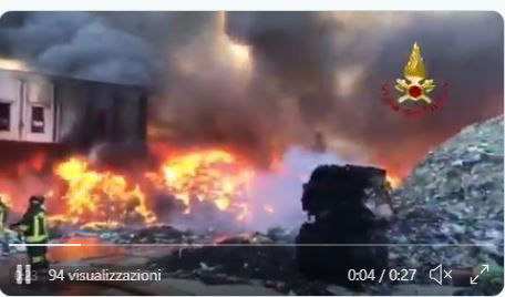 L’incendio alla discarica di Modugno in provincia di Bari preview