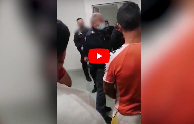 Il video del poliziotto che costringe due migranti a schiaffeggiarsi ad Agrigento article-post