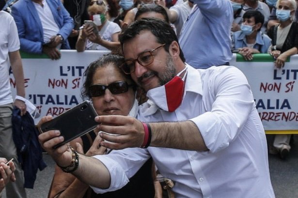 Salvini contestato a Imperia. Tensioni nel M5s Salvini contestato a Imperia. Tensioni nel M5s