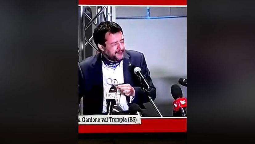 La sbroccata di Salvini contro l’inviata di Tagadà che gli chiede di smetterla con i selfie senza mascherina article-post