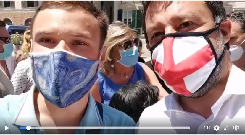 Il ragazzo che contesta Salvini a Genova con la scusa del selfie: «I porti chiusi condannano a morte» preview
