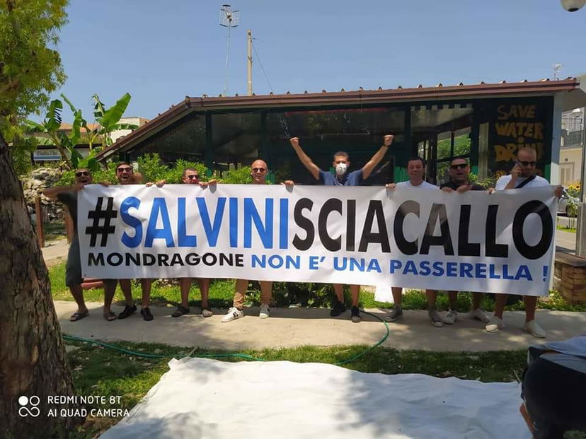 Gli striscioni pronti ad “accogliere” Salvini a Mondragone article-post