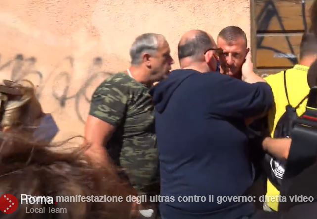 Gli schiaffi tra i partecipanti alla manifestazione dell’estrema destra al Circo Massimo article-post