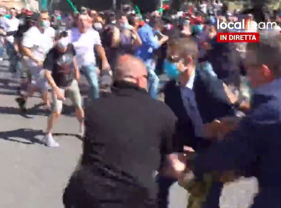 Ragazzi d’Italia: la manifestazione dell’estrema destra e degli ultras al Circo Massimo tra schiaffi, bottiglie e cori article-post