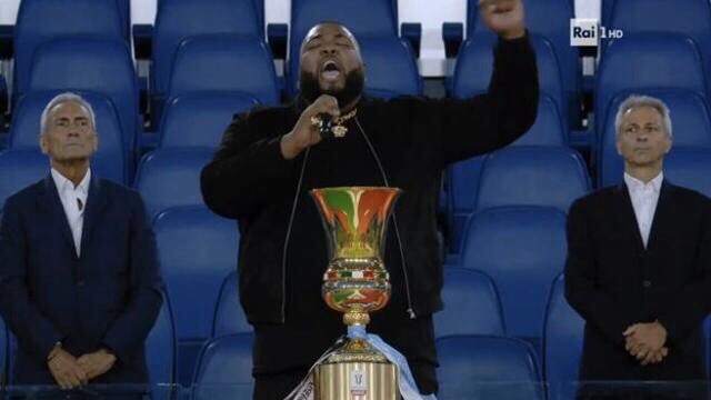 Ma i sovranisti che insultano Sergio Sylvestre dov’erano quando Salvini ballava in mutande l’inno di Mameli al Papeete? preview