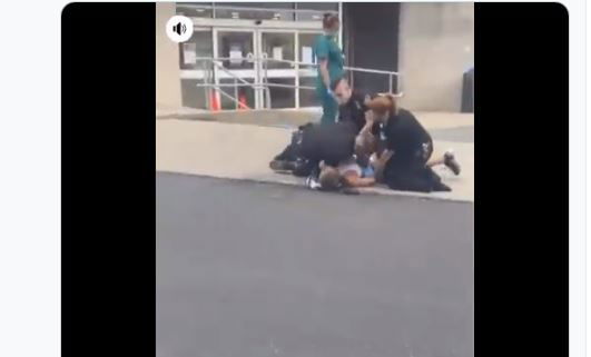 Un altro poliziotto che mette la gamba sul collo a un afroamericano ad Allentown preview