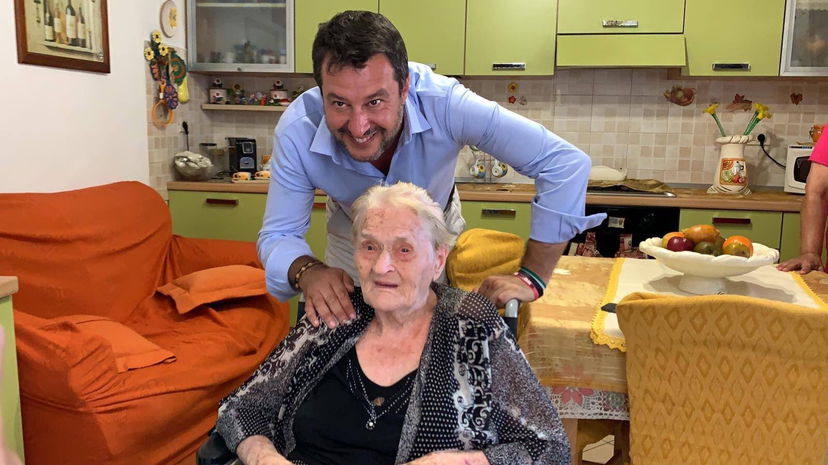 Come Salvini usa una donna di 90 anni per fare propaganda (senza mascherina) article-post