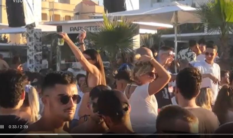 Gli assembramenti senza distanze al Papeete article-post