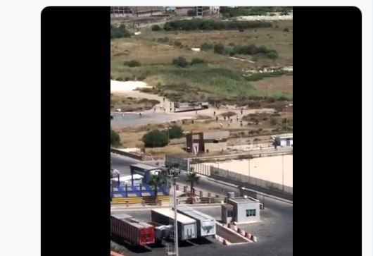 Il video della fuga di massa dei migranti da Porto Empedocle (e Salvini ci aggiunge i bonghi) preview