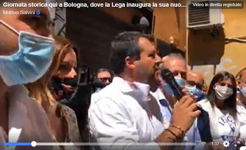 Le due Sardine che contestano Salvini identificate per un cartello article-post