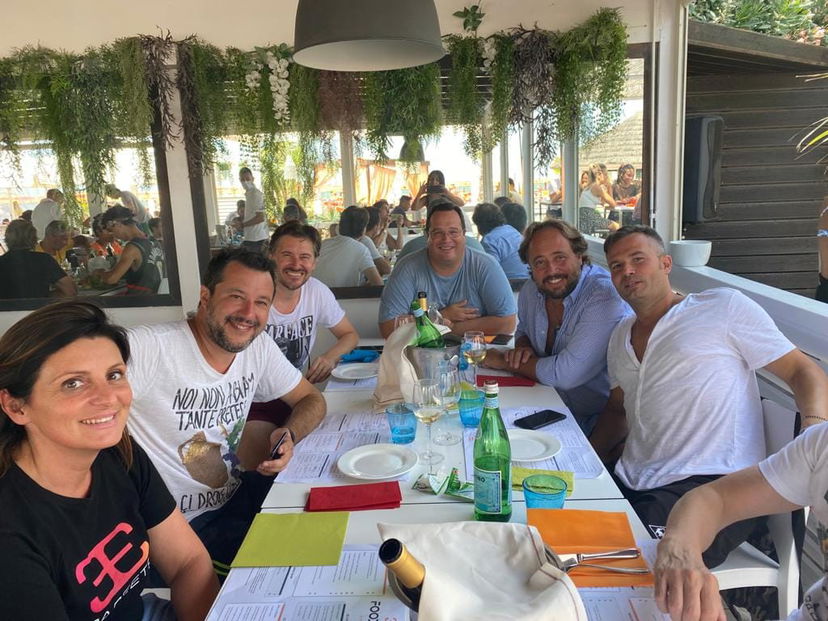 Il grande ritorno di Salvini al Papeete (e il selfie senza mascherina) preview