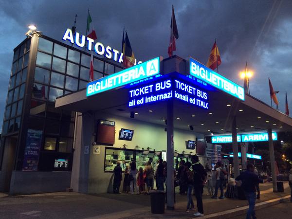 I pullman fantasma che portano 500 persone a settimana senza controlli Covid a Roma article-post
