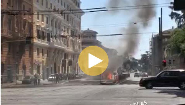 Il bus ATAC a fuoco a Viale Regina Margherita Il bus ATAC a fuoco a Viale Regina Margherita