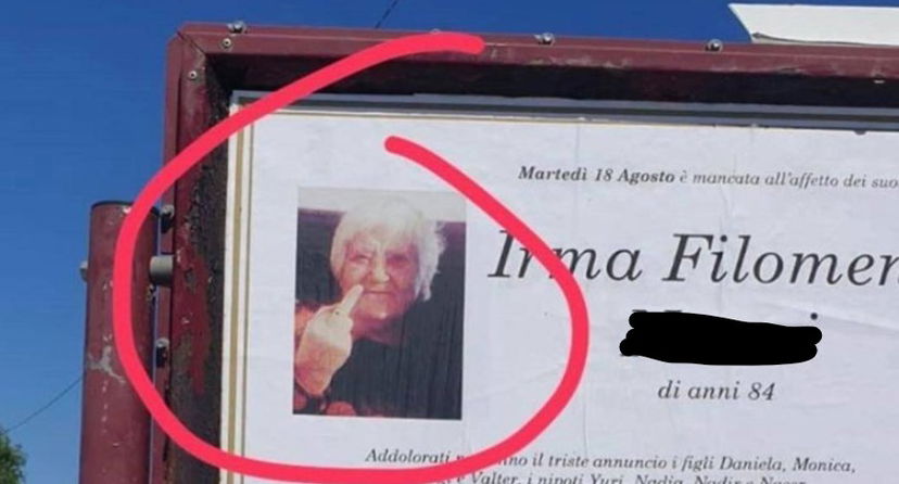 La foto della defunta che fa il dito medio è vera article-post